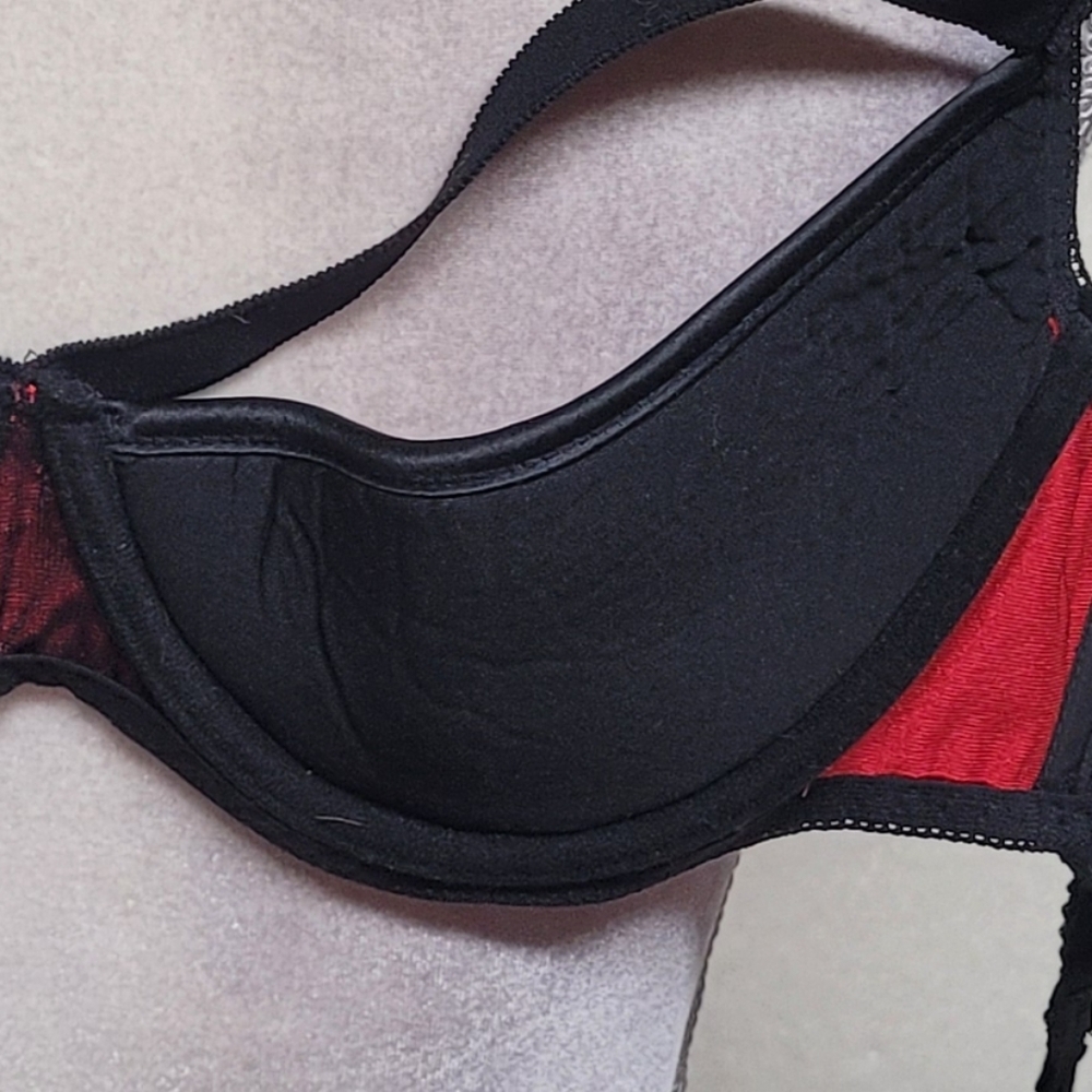 Frederick's Of Hollywood Vintage Red Satin Black Strappy Lightly Padded Demi Bra - Picture 9 of 12